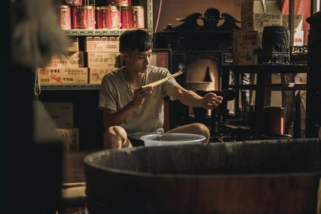 《化劫》黄冠智所饰演的阿呆拥有不凡天命，左手被赋予神力，由于难以控制鬼手，时常用符来保身。（台北双喜电影提供）