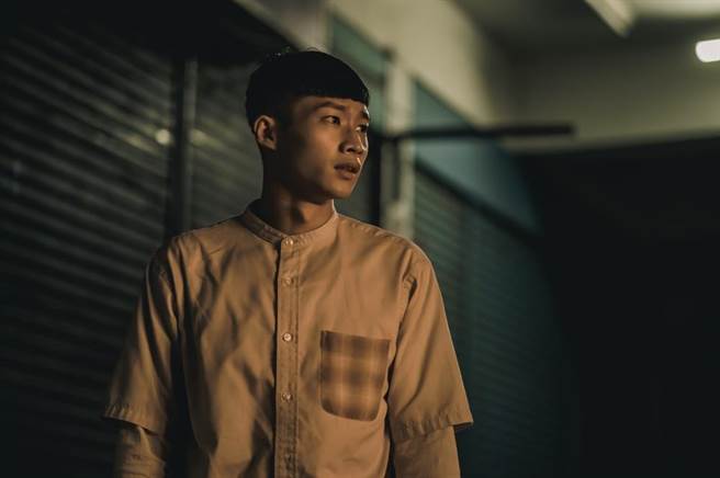 《化劫》黄冠智饰演万应宫宫庙少年阿呆。（台北双喜电影提供）