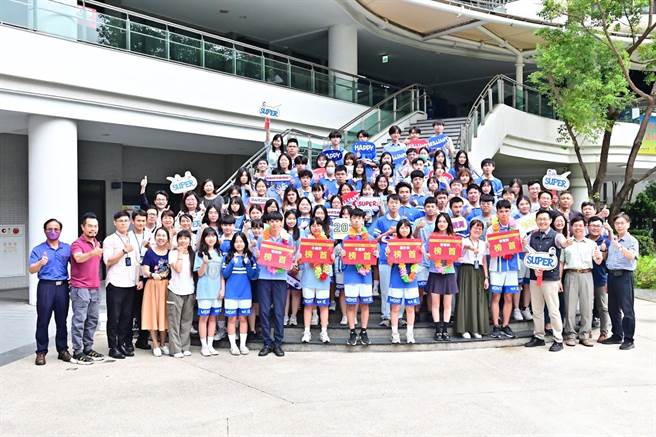 明道中学19日公布，技术高中部70位学生取得60级分以上的亮眼成绩，其中1人更达71级分。（明道中学提供／潘虹恩台中传真）