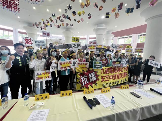九崴电力南科天然气发电厂计画及新营、柳营储能场选址，引发数十位自救会民眾前往台南市议会表达反对，20多位不分党派议员也出席力挺。（洪荣志摄）