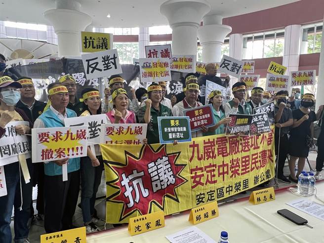 九崴电力南科天然气发电厂计画及新营、柳营储能场选址，引发数十位自救会民眾前往台南市议会表达反对，20多位不分党派议员也出席力挺。（洪荣志摄）