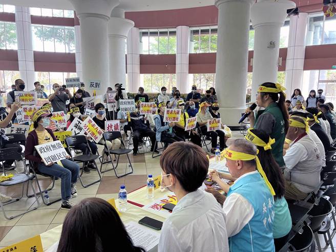 九崴电力南科天然气发电厂计画及新营、柳营储能场选址，引发数十位自救会民眾前往台南市议会表达反对，20多位不分党派议员也出席力挺。（洪荣志摄）