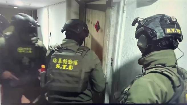 警方出动除暴特勤队前往攻坚，将夏嫌等10人拘提到案。（翻摄照片／林郁平台北传真）
