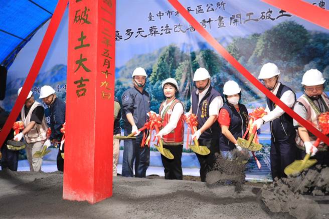 和平区达观里竹林公墓纳骨墙(廊)19日破土，市长卢秀燕出席典礼。（台中市府提供）