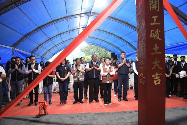 和平区达观里竹林公墓纳骨墙(廊)19日破土，市长卢秀燕出席典礼。（台中市府提供）