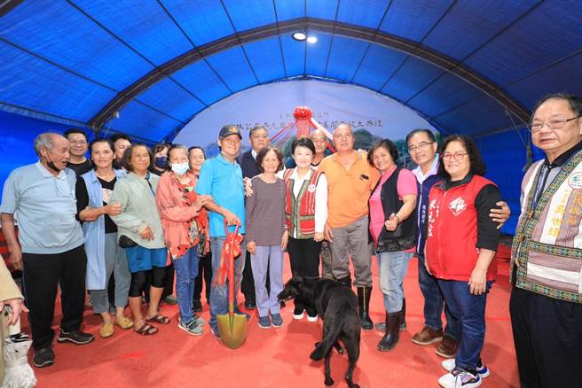 和平区达观里竹林公墓纳骨墙(廊)19日破土，市长卢秀燕出席典礼。（台中市府提供）