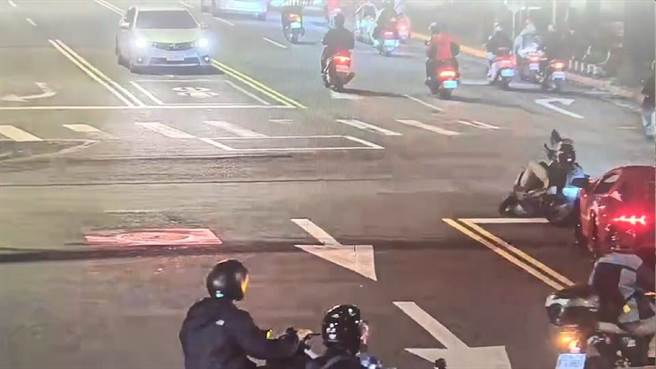 网红超派违规左转撞倒骑士。（警方提供）