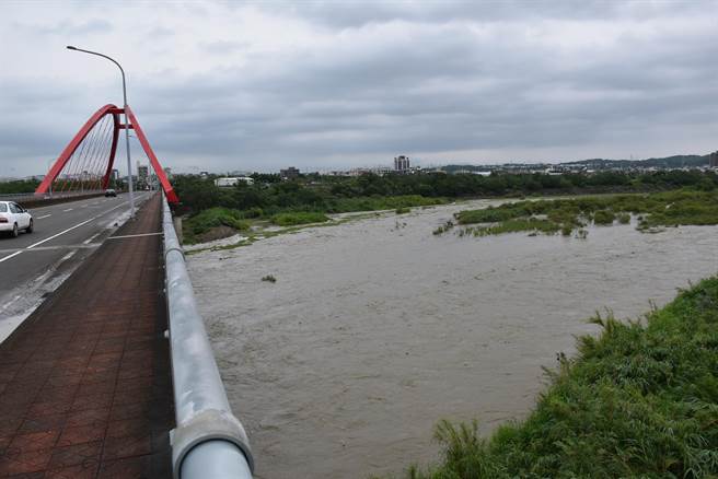 苗栗县南庄乡及三湾降下豪雨，中港溪水量明显混浊变大。（谢明俊摄）