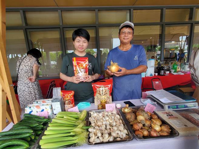 来自麦寮乡的菱蓉有机小舖，农友许峰铭原本从事惯行农业10年，改为有机耕作10年，主要种植有机花生、胡萝卜、玉米等。（周丽兰摄）