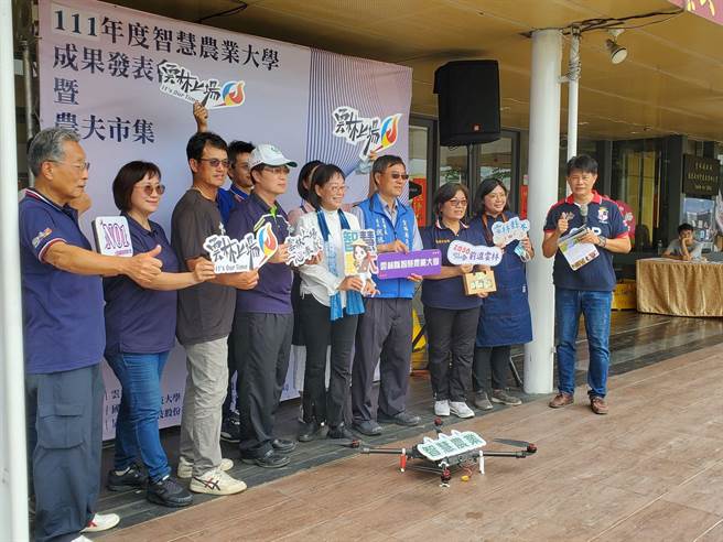 云林县府开办「智慧农业大学」，今天举行第三届学员成果展示与展售。（周丽兰摄）