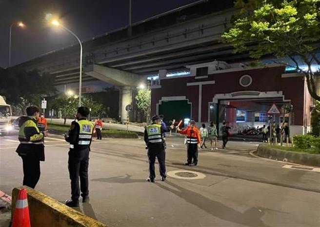 警方将在路口维持交通安全。（翻摄照片／林郁平台北传真）