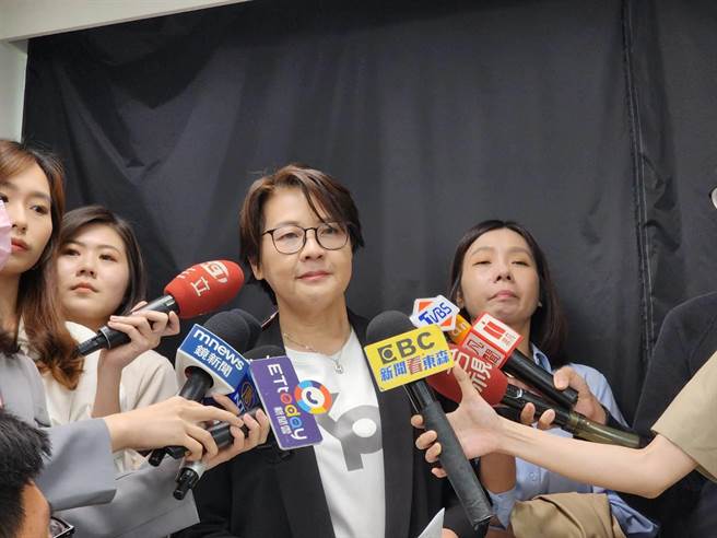 柯文哲竞选总干事黄珊珊今天在台玻大楼办公室接受媒体联访。（杨亚璇摄）