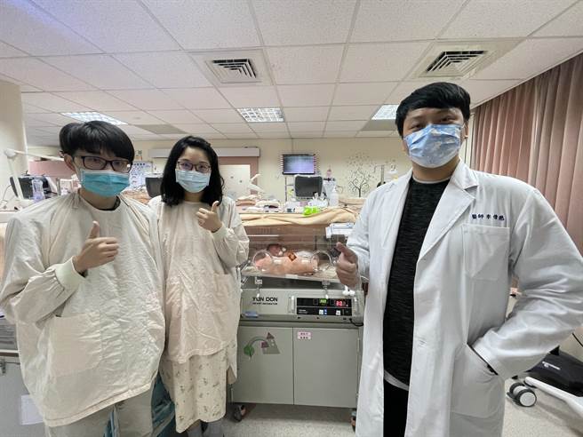 台中33歲岩小姐透過人工受孕順利懷孕，先後經歷胎位不正、早產，經烏日林新醫院醫療團隊協助，平安誕下金牛寶寶。（烏日林新醫院提供／潘虹恩台中傳真）