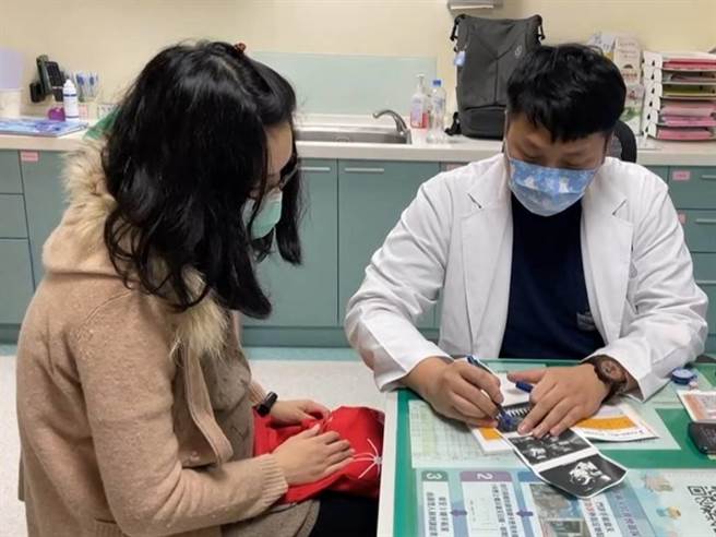 婦產科醫師李偉慈（右）呼籲，孕媽咪可透過定期產檢，讓醫師掌握孕媽咪身體變化和胎兒健康狀況，大大提高順利生產成功率。（烏日林新醫院提供／潘虹恩台中傳真）