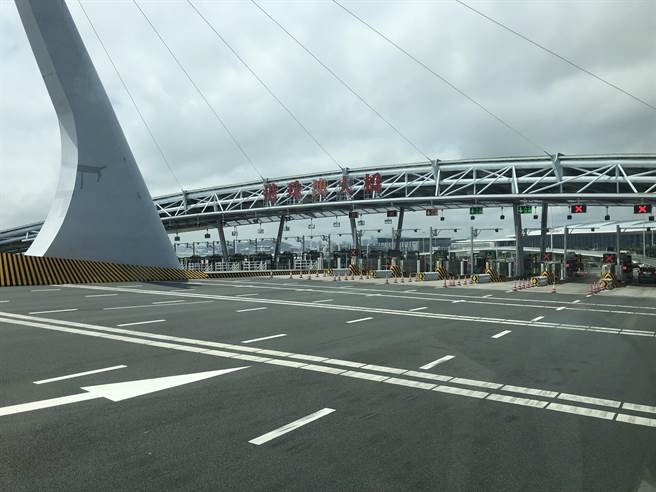 从香港出境约40分钟车程，抵达港珠澳大桥的广东珠海口岸。（朱绍圣摄）