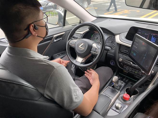 小马智行提供服务的计程车，驾驶座上均有安全员随行。（朱绍圣摄）