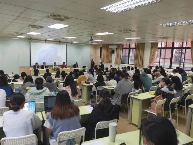 大安分局长王宝章亲自到大学教导学生识诈、防诈。（翻摄照片／林郁平台北传真）