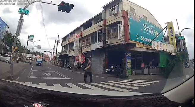 行人行走斑马线仍遭撞。(警方提供)