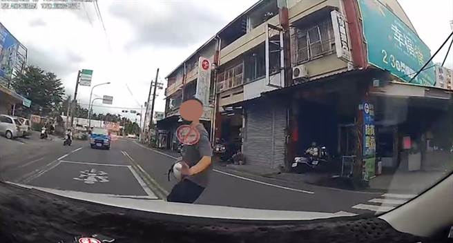 行人行走斑马线仍遭撞。(警方提供)