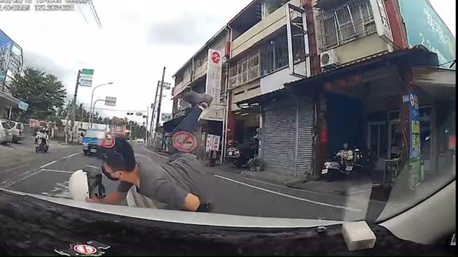 行人行走斑马线仍遭撞。(警方提供)