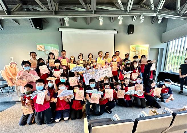 桃园市政府文化局出版《打开时空宝盒：嬉游大园文化资产》图文书，19日办理新书分享会。（文化局提供／蔡明亘桃园传真）