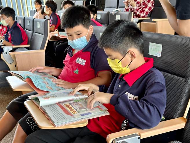 《打开时空宝盒：嬉游大园文化资产》图文书，收藏具地方特色的人文风景，以精彩的图文解说大园有形及无形文化资产。（文化局提供／蔡明亘桃园传真）