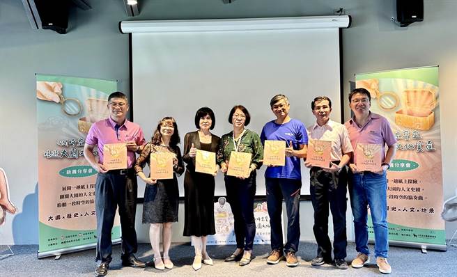 桃园市文化局19日办理新书分享会暨赠书仪式，由大园区大园国小、竹围国小、圳头国小、后厝国小、沙崙国小、陈康国小代表接受赠书。（文化局提供／蔡明亘桃园传真）