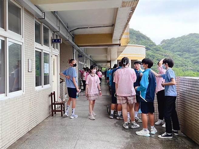 20日将举行国中会考，图为考生至海大附中看考场情形。（基隆市政府提供／徐佑升基隆传真）