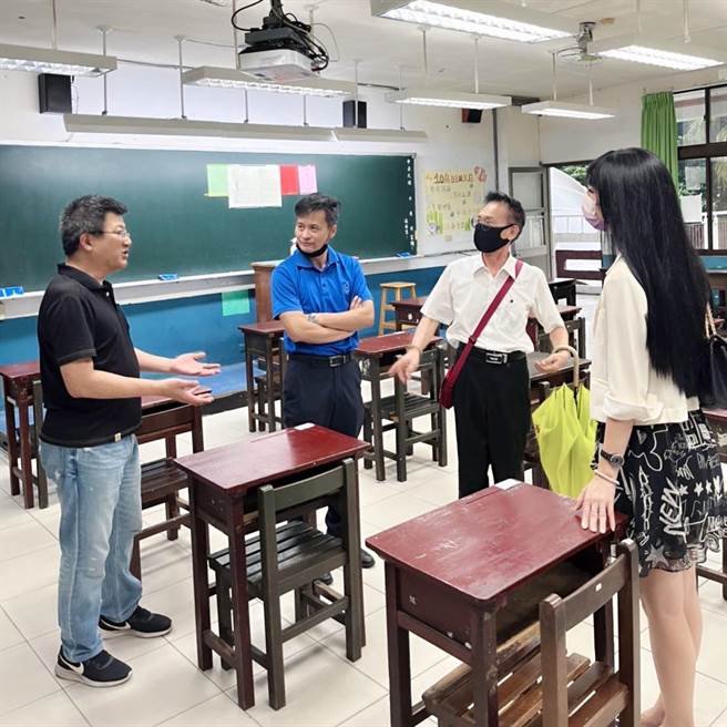 基隆高中考场，校长锺定先（左二）检视考场情形。（基隆市政府提供／徐佑升基隆传真）