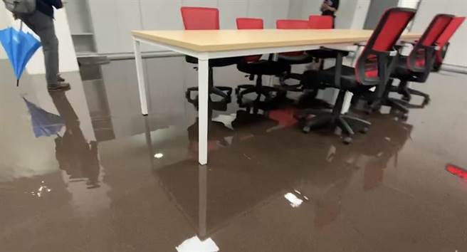 新竹棒球场积水状况严重，连室内的球员休息室、办公室、会议室与地下停车场都有淹水。（新竹市政府提供／王惠慧新竹传真）