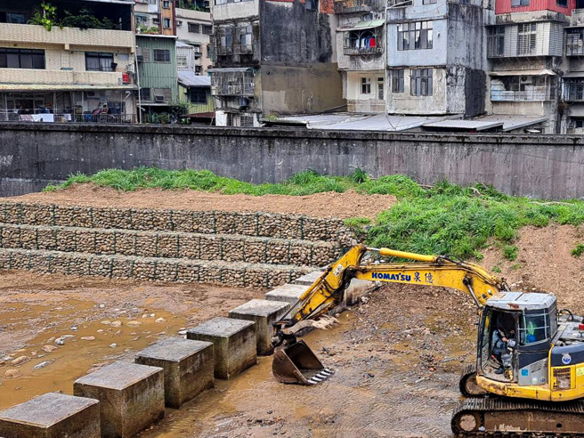 汐止区茄苳溪石笼护岸损坏已抢在今年汛期前完成。(图/新北市政府水利局提供)