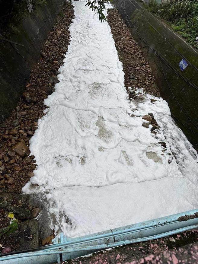 新北市议员李宇翔爆料水碓窠溪今日早上又出现大量泡泡，指出五泰林地区的河流三不五时就遭污染，新北市环保局每次都强调积极稽查，但永远都有下一次。(黄敬文翻摄)