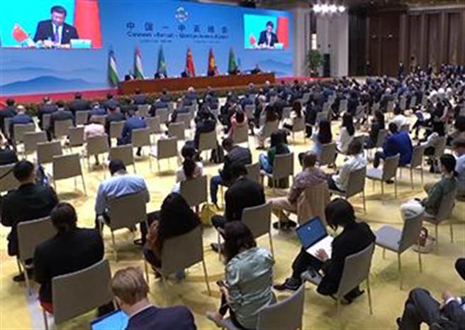 习近平与中亚五国元首签署《中国－中亚峰会西安宣言》联合召开记者会。（大陆央视）