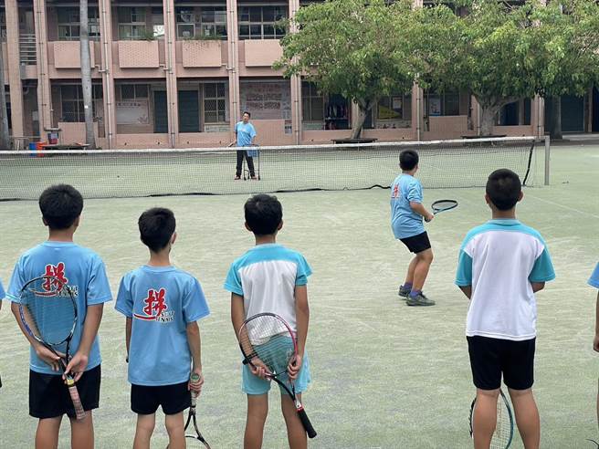 新竹县竹仁国小软网队今年8月将赴日比赛，校方努力筹措百万经费。（竹仁国小提供／邱立雅竹县传真）