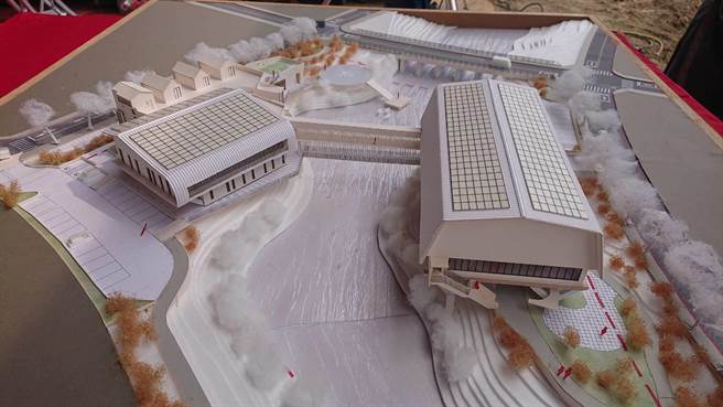 安南区造全台唯一一座高脚屋全民运动馆，并且是沿河道一分为二的栋建筑，中间建有空桥连结。（程炳璋摄）