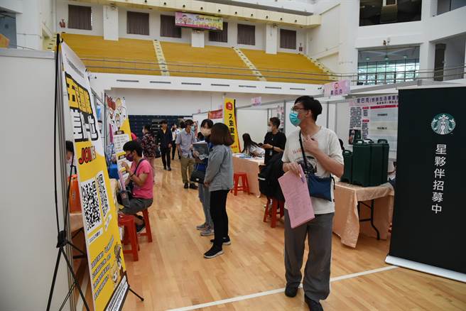 云嘉南分署在嘉义办徵才活动，邀集23家厂商，释出逾700个工作机会。（廖素慧摄）