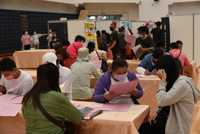 嘉义县朴子就业中心办徵才，吸引不少民眾找工作。（廖素慧摄）