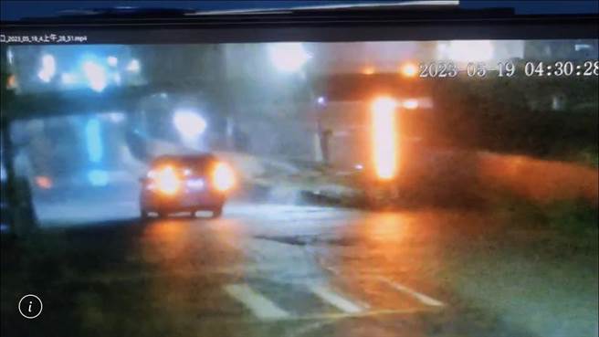 市府调阅监视器后查出真相，栅栏有确实放下，但驾驶被挡住停下后，执意进入地下道导致受困。（新竹市政府提供／王惠慧新竹传真）