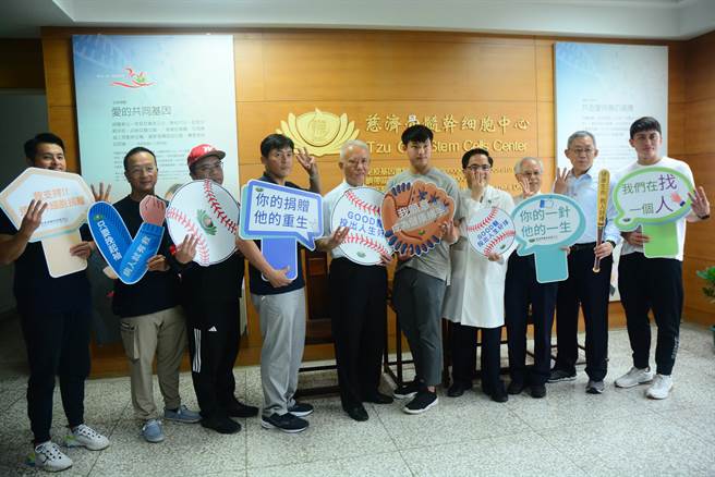 味全龙创人魏应充、院长林欣荣与职棒队员宣导骨髓干细胞捐赠助人。（王志伟摄）