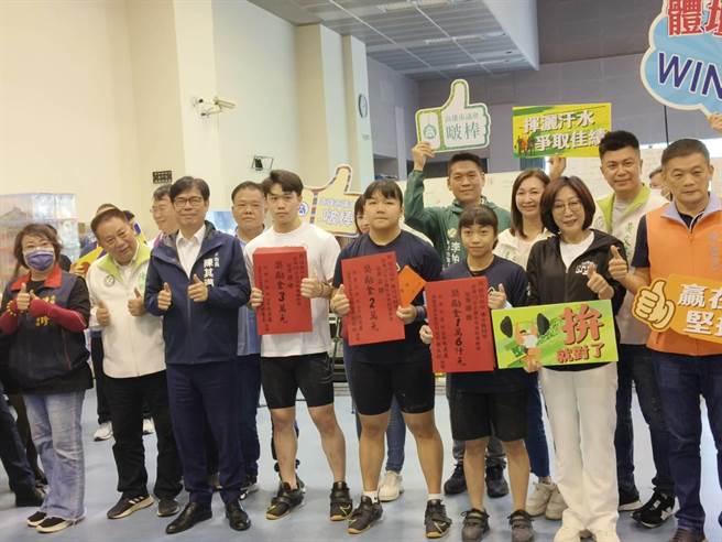 高雄市举重选手于国际赛频传捷报，市长陈其迈、议长康裕成等人与昨日前往国训中心，向举重选手与高雄市选手们表达慰勉与祝贺，颁发奖励金与加菜金。（林雅惠摄）