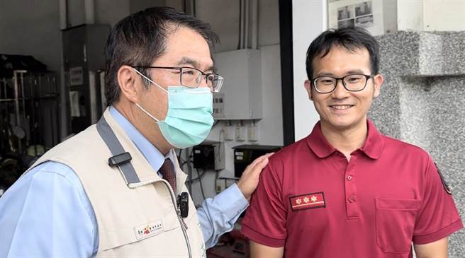 台南市长黄伟哲力挺遭外籍醉汉暴力甩巴掌的救护员黄伟哲。（读者提供／程炳璋台南传真）