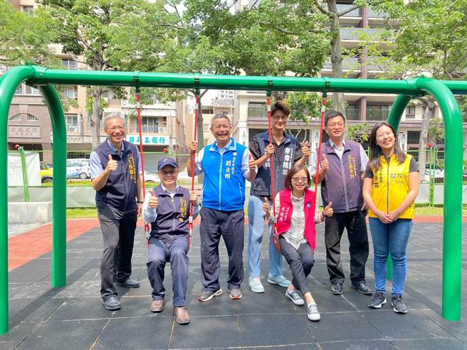 台中市府建設局長陳大田（左二）視察南屯區豐富公園共融遊戲場。（台中市府提供／林欣儀台中傳真）