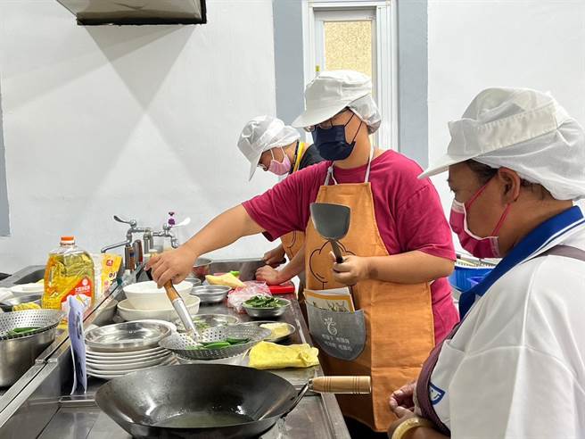 台东县卫生局社区营养推广中心今天举办「高龄软质餐食」工作坊。（台东县政府提供／蔡旻妤台东传真）