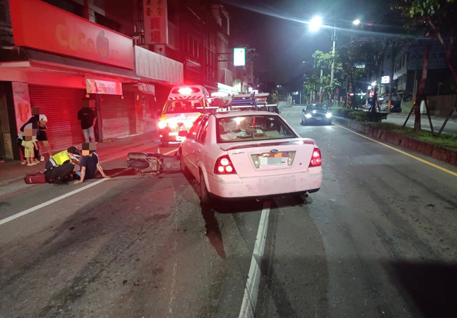 19岁刘姓男驾驶自小客车直衝对向车道，撞上停在对向准备左转的机车，造成42岁徐男骑士及39岁李姓女乘客全身擦挫伤。（图／警方提供）