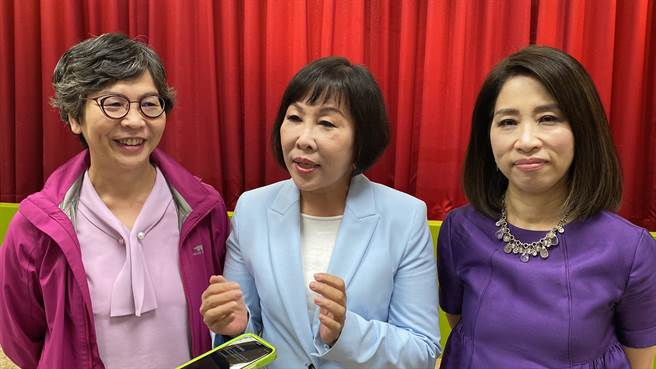 国民党立委吕玉玲19日邀请甫退出初选的市议员舒翠玲与民眾党前立委蔡壁如，办理新世代女力论坛。（蔡明亘摄）