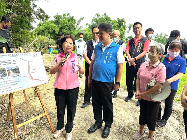 大雅区塔莲沟下游段土堤护岸致崩坏，立委杨琼璎19日前往会勘。（陈淑娥摄）