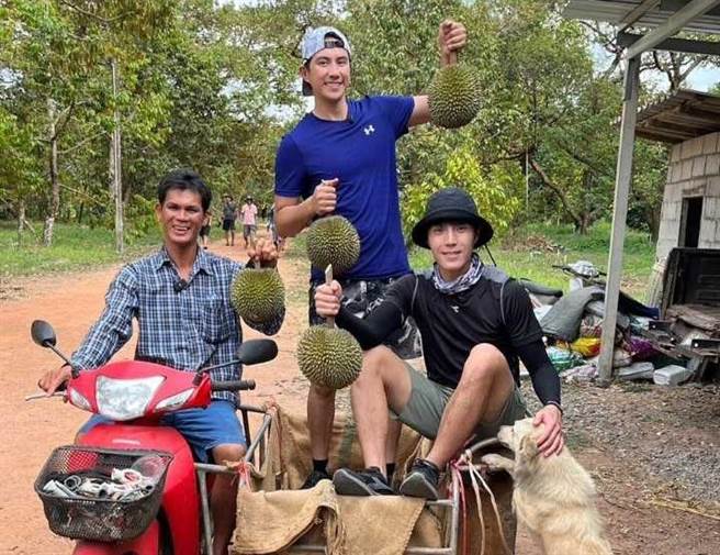主持人唐振刚搭档潘君侖首站前往泰国，挑战公路自驾旅行。（八大提供）