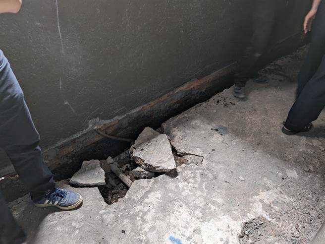 桃园市八德区1处建案疑似施工时，导致邻居住宅出现大裂缝及坑洞，居民相当忧心。（市议员朱珍瑶提供）