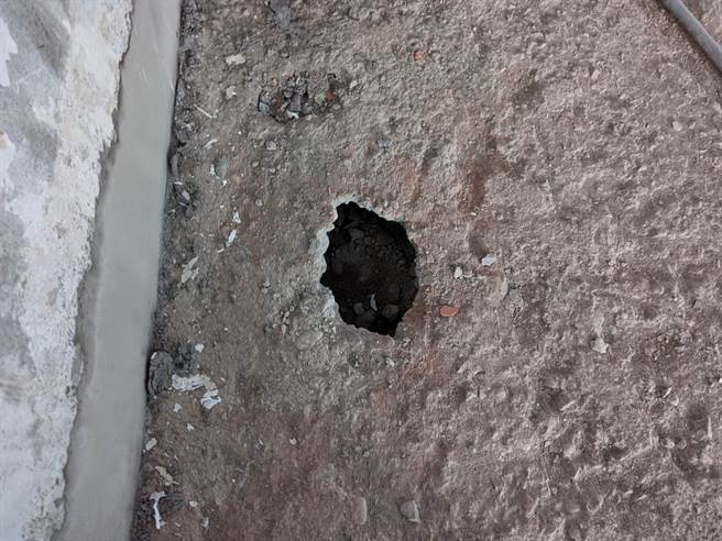 桃园市八德区1处建案疑似施工时，导致邻居住宅出现大裂缝及坑洞，居民相当忧心。（市议员朱珍瑶提供）