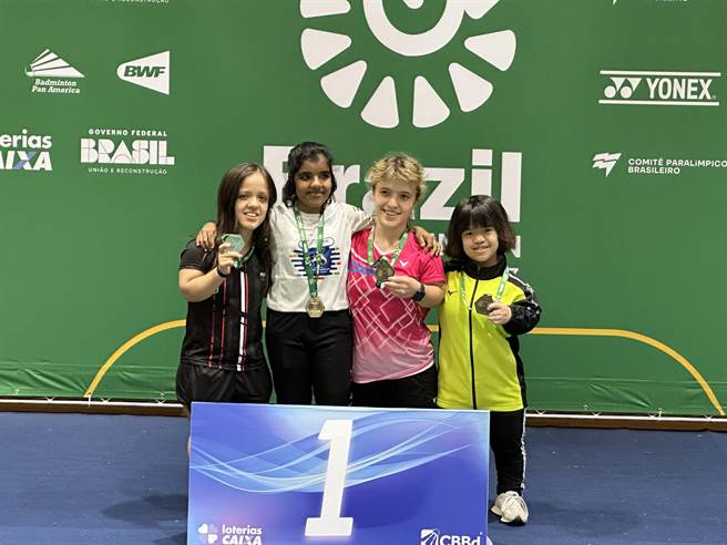 新北高中1年级吴于嫣（右一）自小罹患「软骨育不全症」，她突破身体的限制，藉由练习羽球让自己有自信的站在舞台上，并在国际赛事赢得奖牌肯定。（新北市教育局提供）